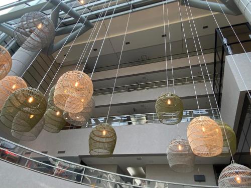 a bunch of lights hanging from the ceiling in a building at JP CRAUFORD HOSPEDAGEM LORENA in São Paulo