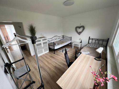 een kamer met twee bedden en een ladder erin bij Marburg 3 Zimmer Wohnung Wiesenweg in Marburg an der Lahn