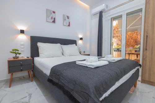 una camera da letto con un letto e due asciugamani di Apollo 2 bd jacuzzi suite ad Atene