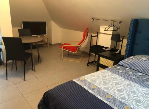 Studio à 300 m de la gare de Mantes-la-Jolieにあるベッド