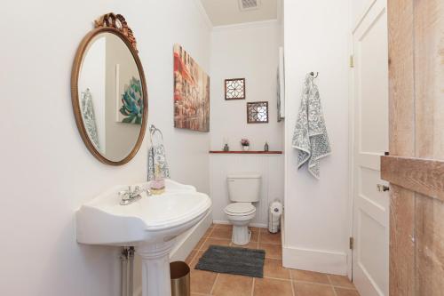 La salle de bains est pourvue d'un lavabo et de toilettes. dans l'établissement Redstick Cottage, à Bâton-Rouge