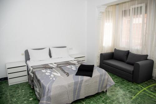 1 dormitorio con 1 cama y 1 silla en Reihenhaus in Alcanar mit Garage, en Alcanar