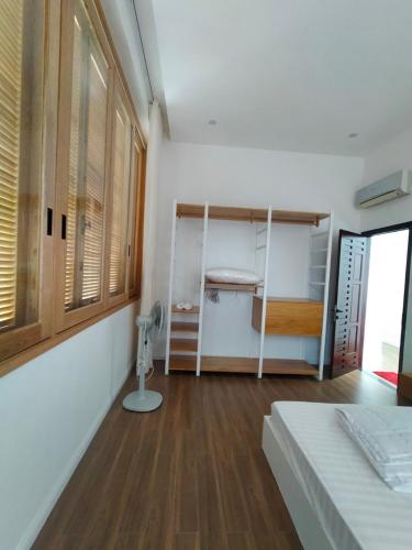 Cet appartement comprend une chambre avec un lit et une fenêtre. dans l'établissement Village Mai 41, à Ấp Bình Hưng