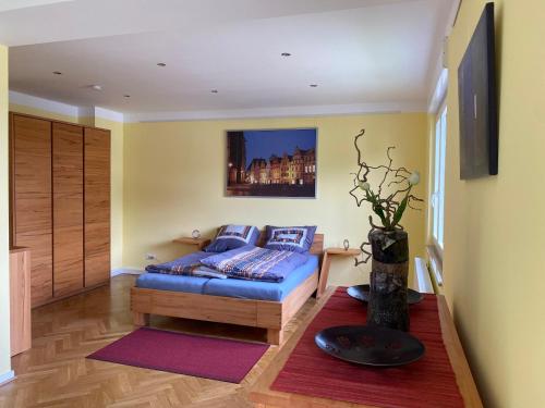 a living room with a bed and a table at Ferienwohnung am Schölerberg in Osnabrück
