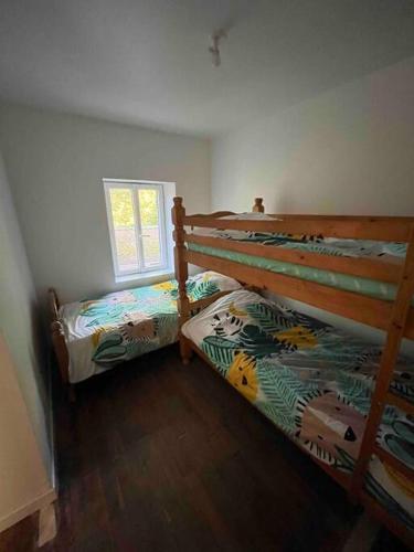 Tempat tidur susun dalam kamar di Appartement de 5 personnes proche de Disney