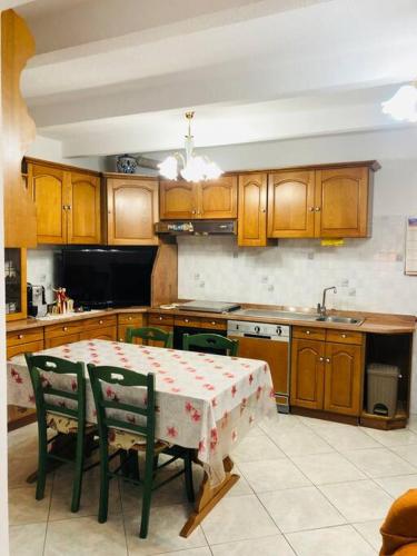Η κουζίνα ή μικρή κουζίνα στο Villa Fiorella