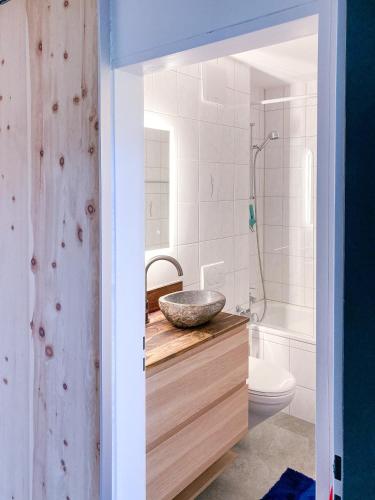 Modernes Alpenstudio mit Bergblick, Pool und Sauna