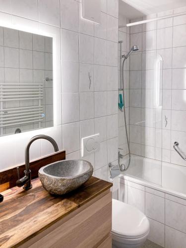Modernes Alpenstudio mit Bergblick, Pool und Sauna