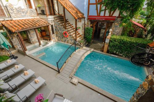 an overhead view of a swimming pool next to a building at Le Charcoa Hotel in Chiang Mai