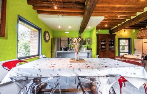 une salle à manger avec une table blanche et des murs verts dans l'établissement Stunning Home In Paluel With Wifi, à Paluel