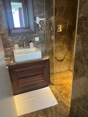 La salle de bains est pourvue d'un lavabo et d'une douche. dans l'établissement konforun adresi, à Istanbul