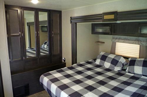 - une chambre avec un lit à baldaquin et un miroir dans l'établissement 300 feet from Payette river, à Cascade