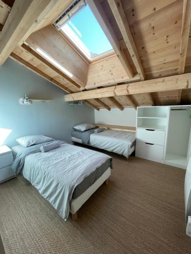 - une chambre avec 2 lits et une lucarne dans l'établissement 3 chambres, calme, vue imprenable, refait à neuf, au Monêtier-les-Bains