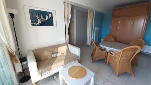 - un salon avec une table, un canapé et une table dans l'établissement 50 m2 - Le PORT, HYERES, à Hyères