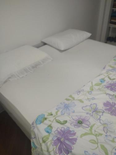 Voodi või voodid majutusasutuse Quarto em apartamento no centro de Blumenau ! toas