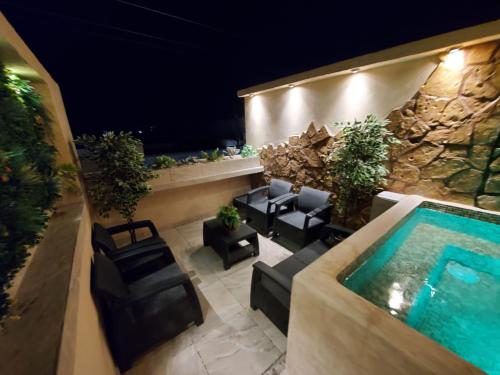 a swimming pool with chairs and a swimming pool at La casita de Carmen con terraza in Cuatrociénegas de Carranza