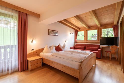 Habitación de hotel con cama y escritorio en Garni Kostner en Ortisei