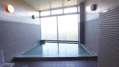 Takeda的住宿－Starry Sky and Sea of Clouds Hotel Terrace Resort - Vacation STAY 75160v，带浴缸和窗户的浴室