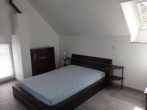 een slaapkamer met een bed in een kamer bij Gîte des Vergers in Saint-Pierre-du-Regard