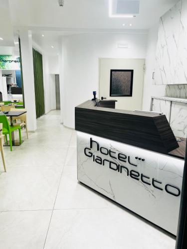 A television and/or entertainment centre at Hotel Giardinetto Al Sant'Orsola