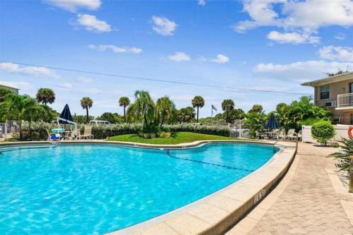 セント・ピート・ビーチにあるTropical Courtyard Paradise on St. Pete Beachの- 青い水のリゾートのスイミングプール