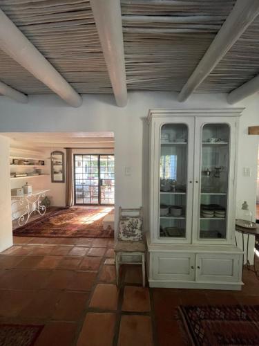 sala de estar con techo de madera en 13 On Vigne, en Greyton