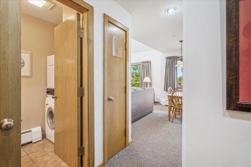 un pasillo con una puerta que da a una sala de estar en Welcoming Two bedroom Highridge Condo J3, en Killington