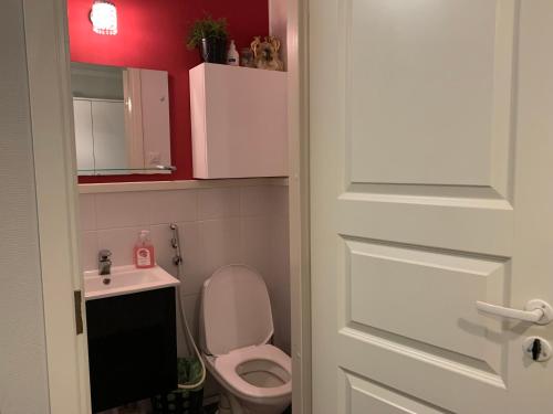 Bilik mandi di Riverside Home for families - beautiful house near Santa Claus Village