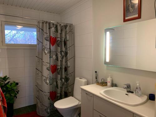 Bilik mandi di Riverside Home for families - beautiful house near Santa Claus Village