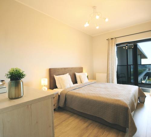 sypialnia z łóżkiem i oknem w obiekcie Apartimento Angel River 9 we Wrocławiu