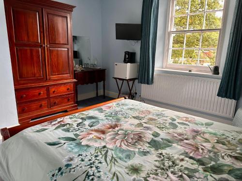 Postel nebo postele na pokoji v ubytování Manor Inn Galmpton