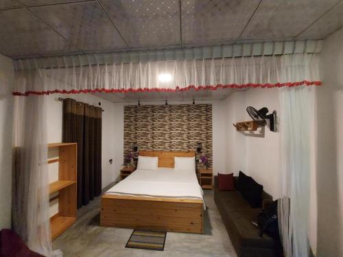 1 dormitorio con 1 cama en una habitación en Dhanudi Homestay en Ella
