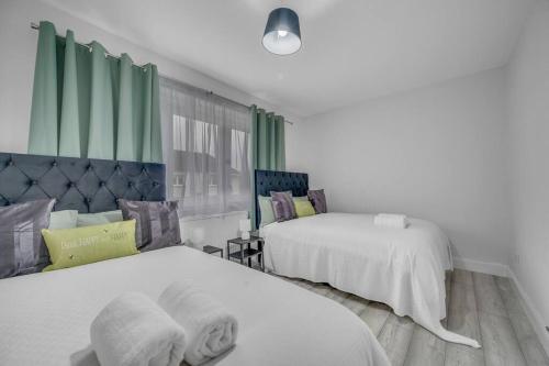 Katil atau katil-katil dalam bilik di 3 Bedrooms Homely House - Sleeps 6 Comfortably with 6 Double Beds, Motherwell, Near Edinburgh, Near Glasgow, Free Parking On Private Drive, Business Travellers, Contractors, & Holiday-Goers, Near All Major Transport Links in Motherwell