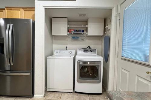 Una cocina o zona de cocina en Cozy 3 Bedrooms Town home in Chandler with community pool