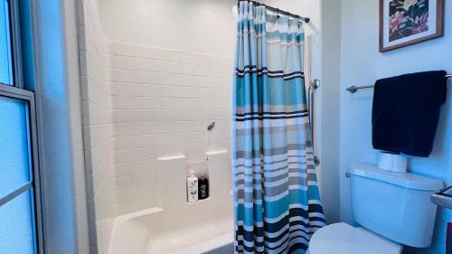 Un baño de Cozy 3 Bedrooms Town home in Chandler with community pool