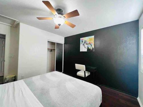 Cama o camas de una habitación en Cozy 3 Bedrooms Town home in Chandler with community pool