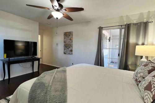 Una televisión o centro de entretenimiento en Cozy 3 Bedrooms Town home in Chandler with community pool