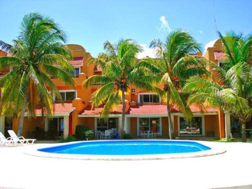 - Vistas a un complejo con piscina y palmeras en HOUSE FRONT OF THE SEA, en Progreso