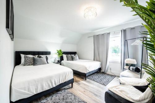 Postel nebo postele na pokoji v ubytování Luxury Stylish Home, Walk to Falls, Fire Pit&More
