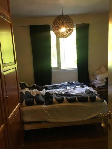 Postel nebo postele na pokoji v ubytování Spacious 2BR apt - quiet area