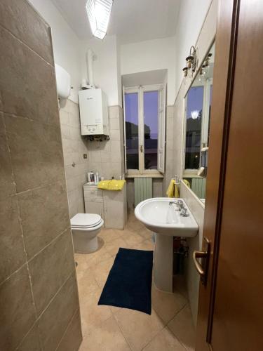 y baño con lavabo blanco y aseo. en Il Nido en Roma
