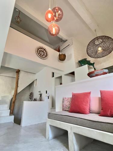 Cette chambre dispose d'un banc avec des oreillers rouges. dans l'établissement Lou Parpaiou by K6Conciergerie, à Cassis