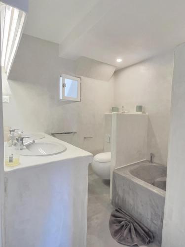 une salle de bain avec un lavabo, des toilettes et une baignoire dans l'établissement Lou Parpaiou by K6Conciergerie, à Cassis