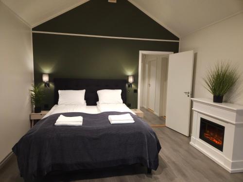 Postel nebo postele na pokoji v ubytování Kaldfjord Sea House