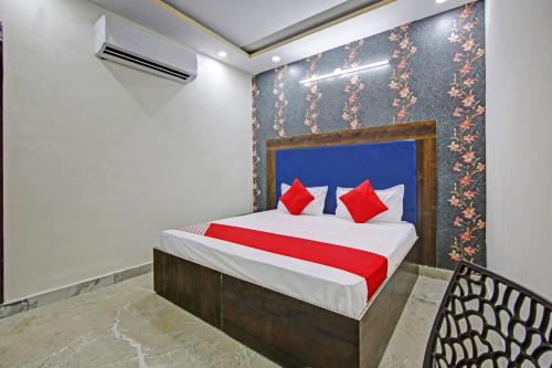 Un ou plusieurs lits dans un hébergement de l'établissement OYO Flagship 81481 Hotel Dev Inn