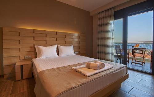Кровать или кровати в номере Athos Thea Luxury Rooms
