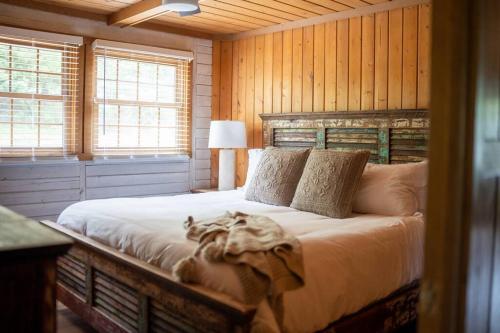 ein Schlafzimmer mit einem großen Bett in einer Hütte in der Unterkunft Lands End - 267 Ridge Lane in Branson