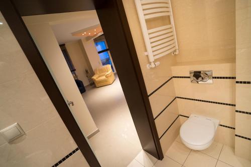 a bathroom with a toilet in a room at Willa Promenada in Jastarnia