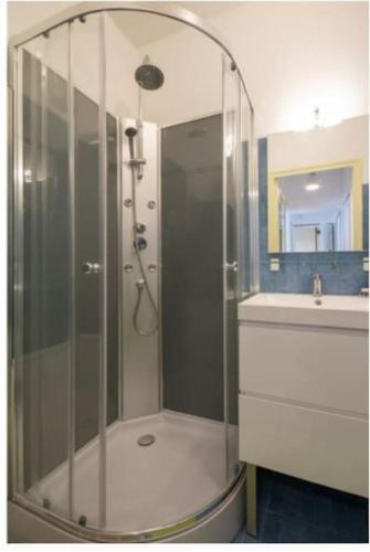 La salle de bains est pourvue d'une douche, d'un lavabo et d'un bar de douche M Hbestosbestos. dans l'établissement L'Oenologîte, à Messanges