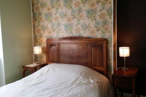 une chambre avec un lit avec deux tables de nuit et deux lampes dans l'établissement L'Oenologîte, à Messanges